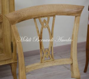 Sedia classica in noce massello verniciato chiaro anticato con seduta imbottita e rivestita con tessuto